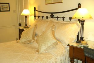 bed and breakfast at A & A Studley Cottage in Tunbridge Wells - the double room en suite guest accommodation has views across quiet, secluded private driveway and surrounding pretty gardens including free onsite parking for all guests.