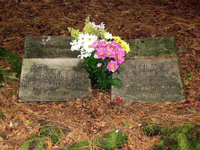  The graves of Tony and Leila Joynson-Wreford.