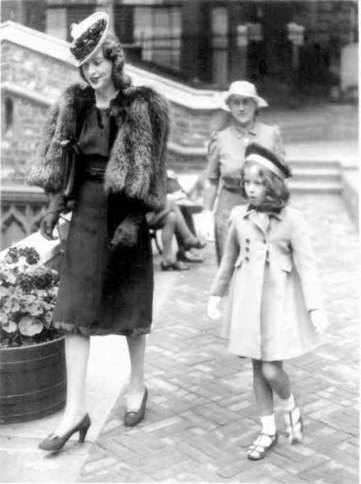  Sheila Boteler with Xenia and Helen Hunter.