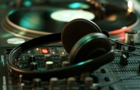 DJ Mixer desk www.freedigitalphotos.net