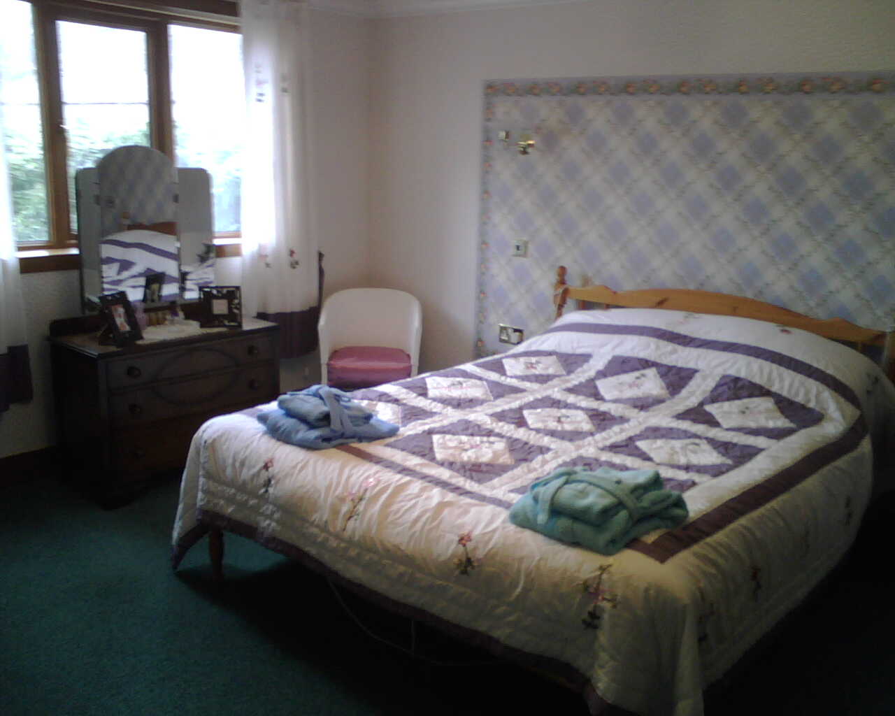  The lovely Master Bedroom also has its own en-suite Bathroom. Hotel Standard Bed, quality linens, lots of soft fluffy towels - just perfect