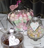 Over 35 gorgeous glass dishes and jars for your sweets table with 20 varieties Over 35 gorgeous glass dishes and jars for your sweets table with 20 varieties