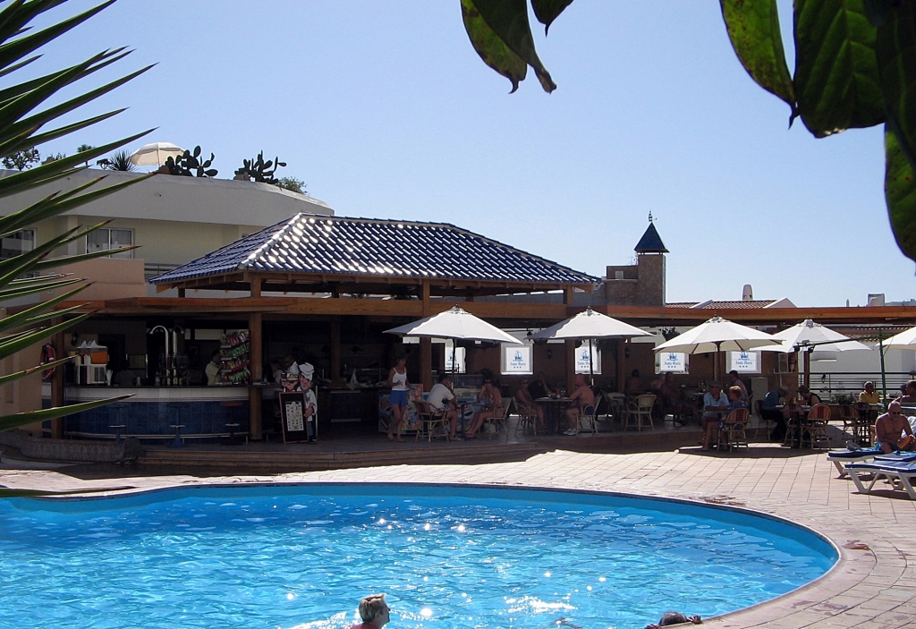 The poolside bar at Santa Maria