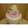 Fresh rose blooms cake top