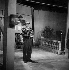  Maurice poses on set!