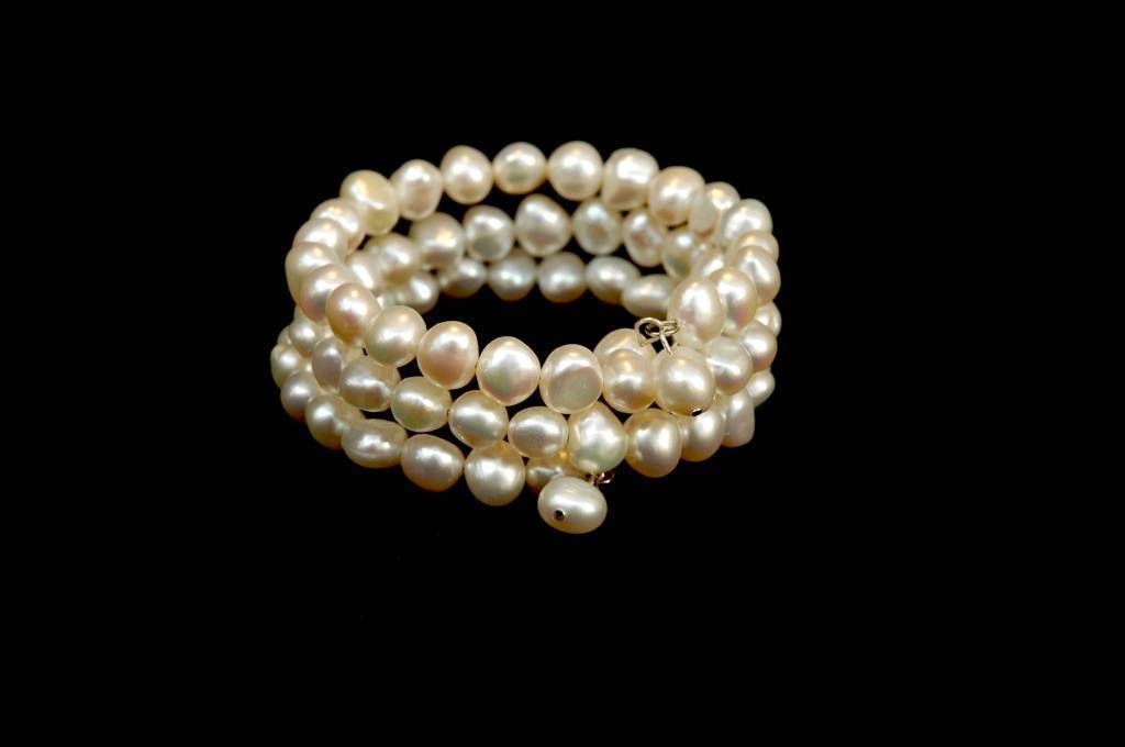  Pearl loop bangle