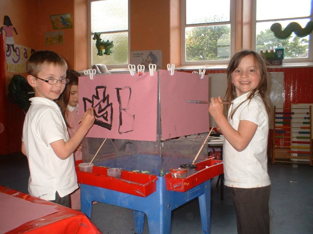 children painting