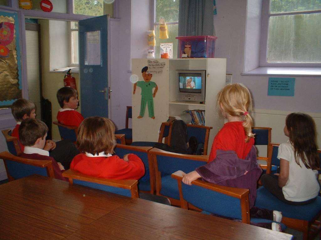 children watching tv