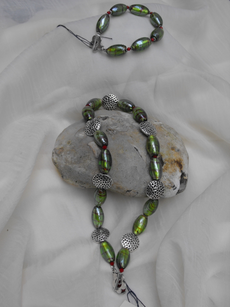EN GLASS AND TIBETIAN SILVER NECKLACE AND BRACELET SET &pound;30