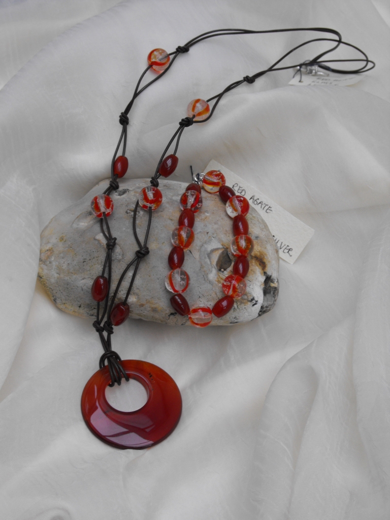  RED AGATE NECKLACE AND BRACELET SET &pound;30